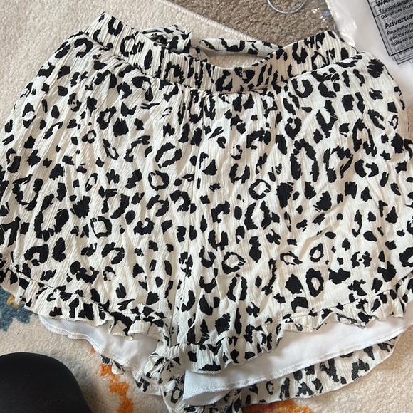 143 Story shorts 0049 - Picture 3 of 3